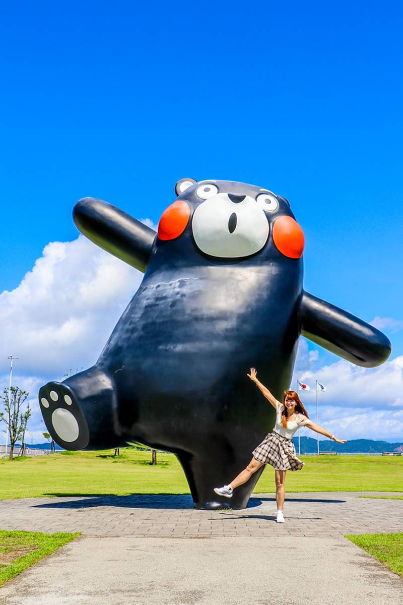 公園中必拍的就是這隻6公尺高的巨大熊本熊,站在他身邊的人類都超級嬌小。(圖/加小菲愛碎碎念提供)