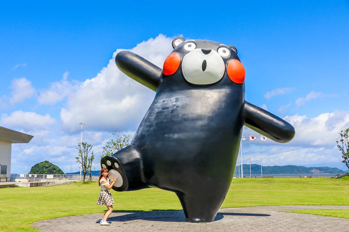 公園中必拍的就是這隻6公尺高的巨大熊本熊,站在他身邊的人類都超級嬌小,還可以走到熊本熊的腳底幫它搔搔癢呢。(圖/加小菲愛碎碎念提供)
