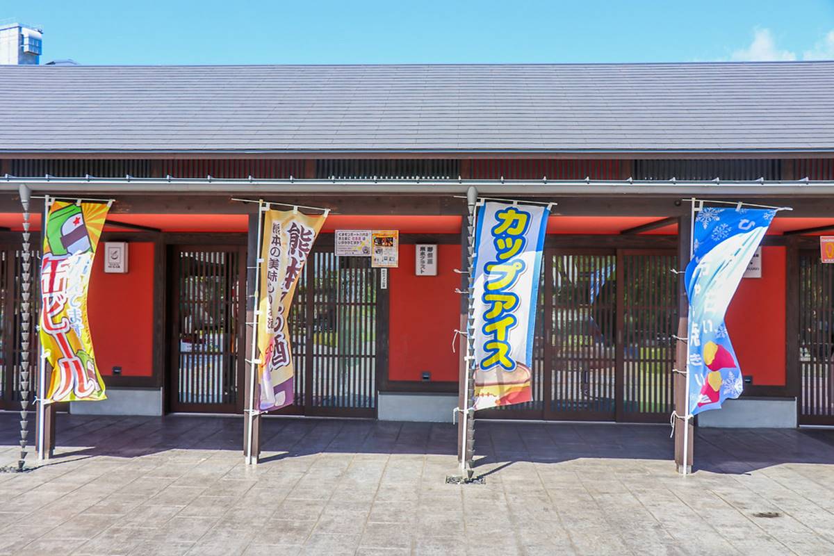 公園因為鄰近郵輪停泊的港口,所以旅運中心周圍也設有接待乘客和觀光客的商店街,不過只有週末假日,以及有郵輪停靠時,才會開門營業。(圖/加小菲愛碎碎念提供)
