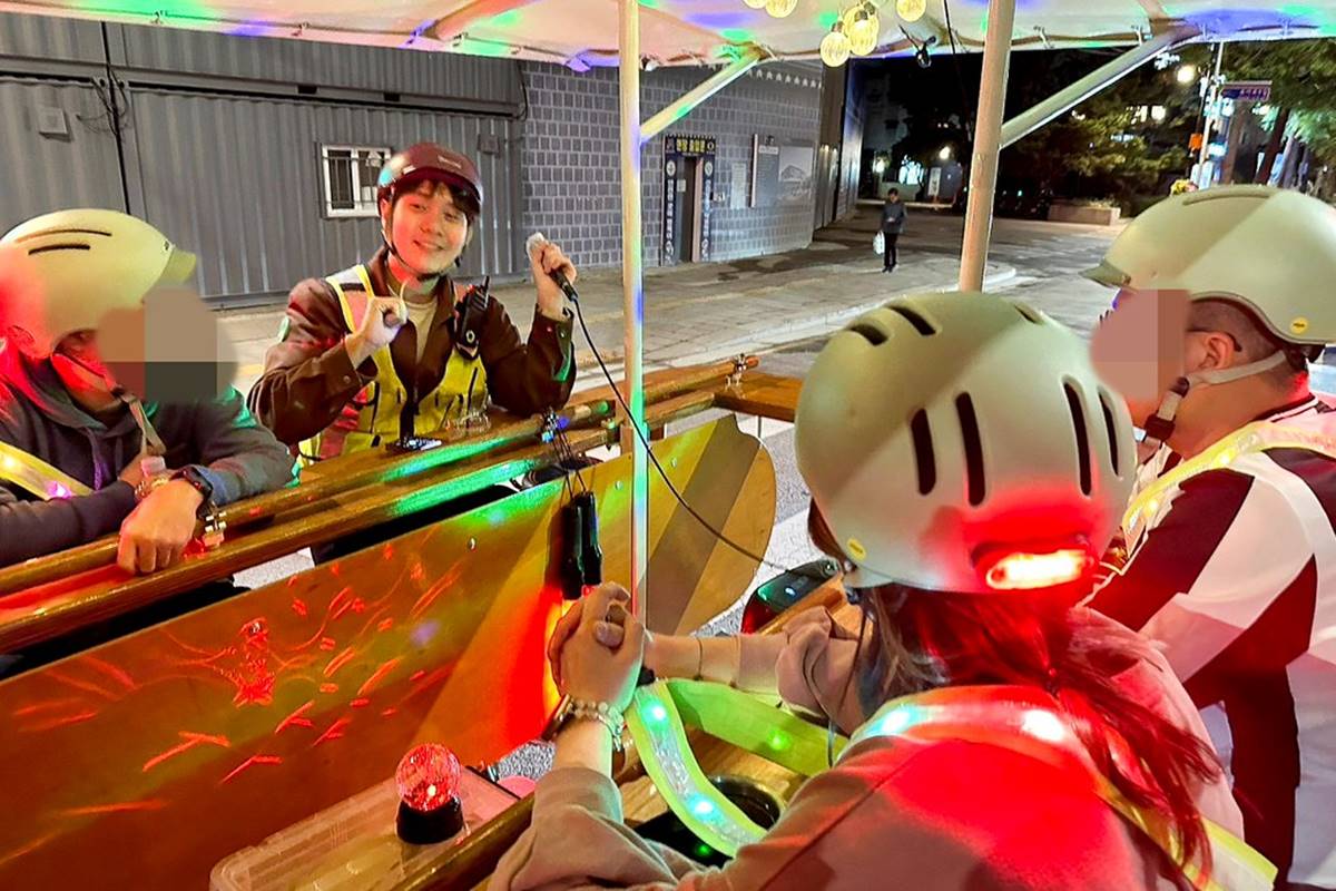 每台電車也會有1名導遊全程陪伴,而且導遊通常都會由帥氣的歐巴擔任。(圖/加小菲愛碎碎念提供)