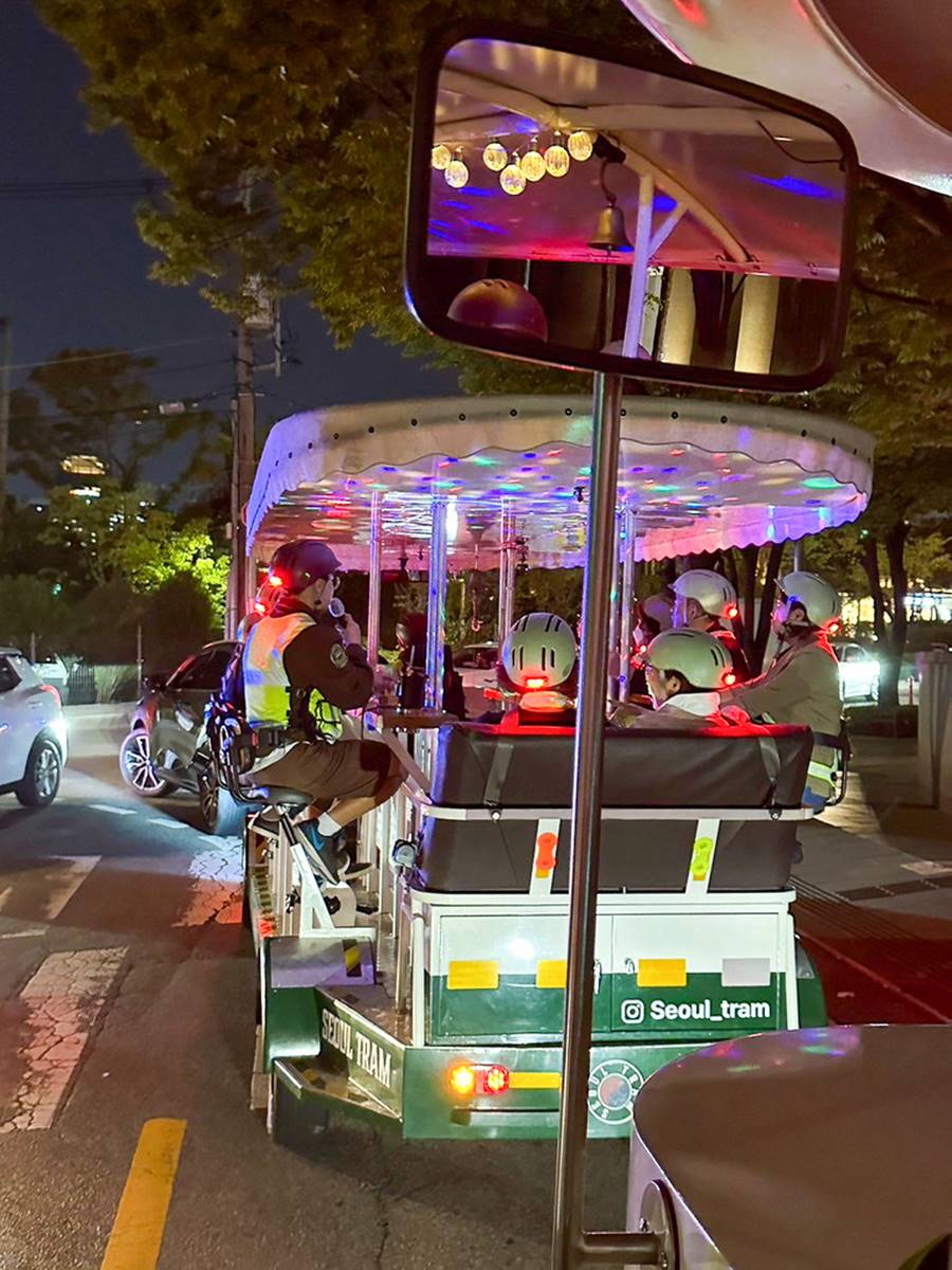 在夜遊過程中,導遊會適時解說有關經過景點的歷史文化典故,或者必吃的私房美食、必去景點等。(圖/加小菲愛碎碎念提供)