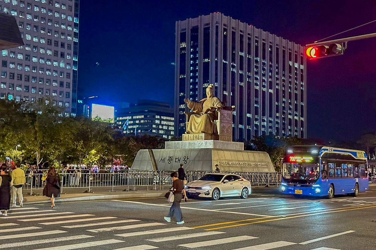夜晚的首爾景點看起來與白天非常不同,在車水馬龍的燈火照耀下,更顯首爾的熱鬧。(圖/加小菲愛碎碎念提供)