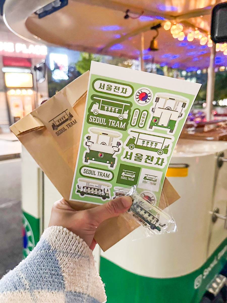 在行程結束後,會收到貼紙和專屬鑰匙圈等小禮物。(圖/加小菲愛碎碎念提供)