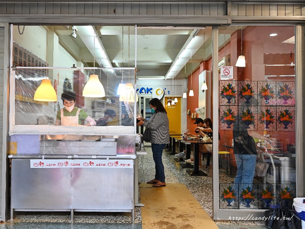 「親子園食堂」招牌小小的,不仔細看很容易錯過,室內有提供內用座位。(圖/糖糖's 享食生活提供)