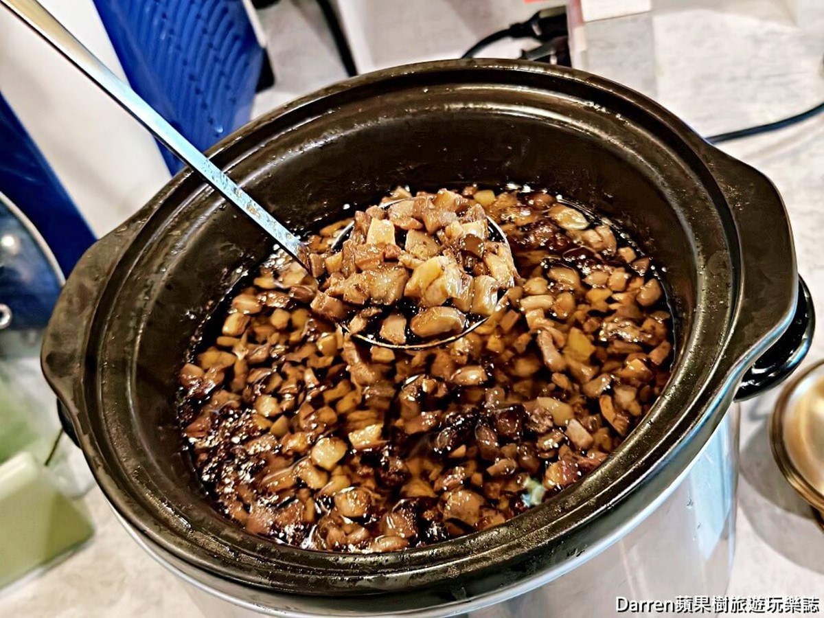 獨門秘方慢火熬煮的古早味滷肉,嘗起來肥而不膩,搭配香Q米飯和些許胡椒粉,整個香噴噴!(圖/DARREN蘋果樹旅遊玩樂誌提供)