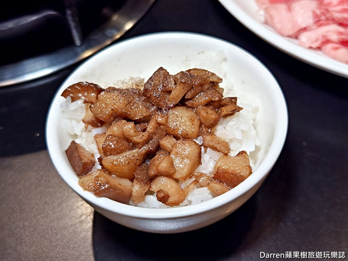 獨門秘方慢火熬煮的古早味滷肉,嘗起來肥而不膩,搭配香Q米飯和些許胡椒粉,整個香噴噴!(圖/DARREN蘋果樹旅遊玩樂誌提供)