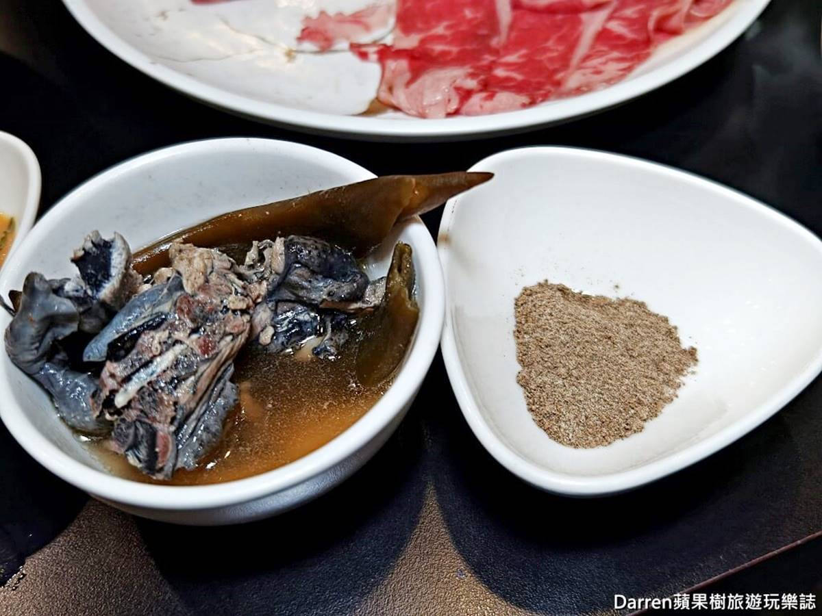 烏骨雞可以搭配店家準備的胡椒鹽一起享用。(圖/DARREN蘋果樹旅遊玩樂誌提供)