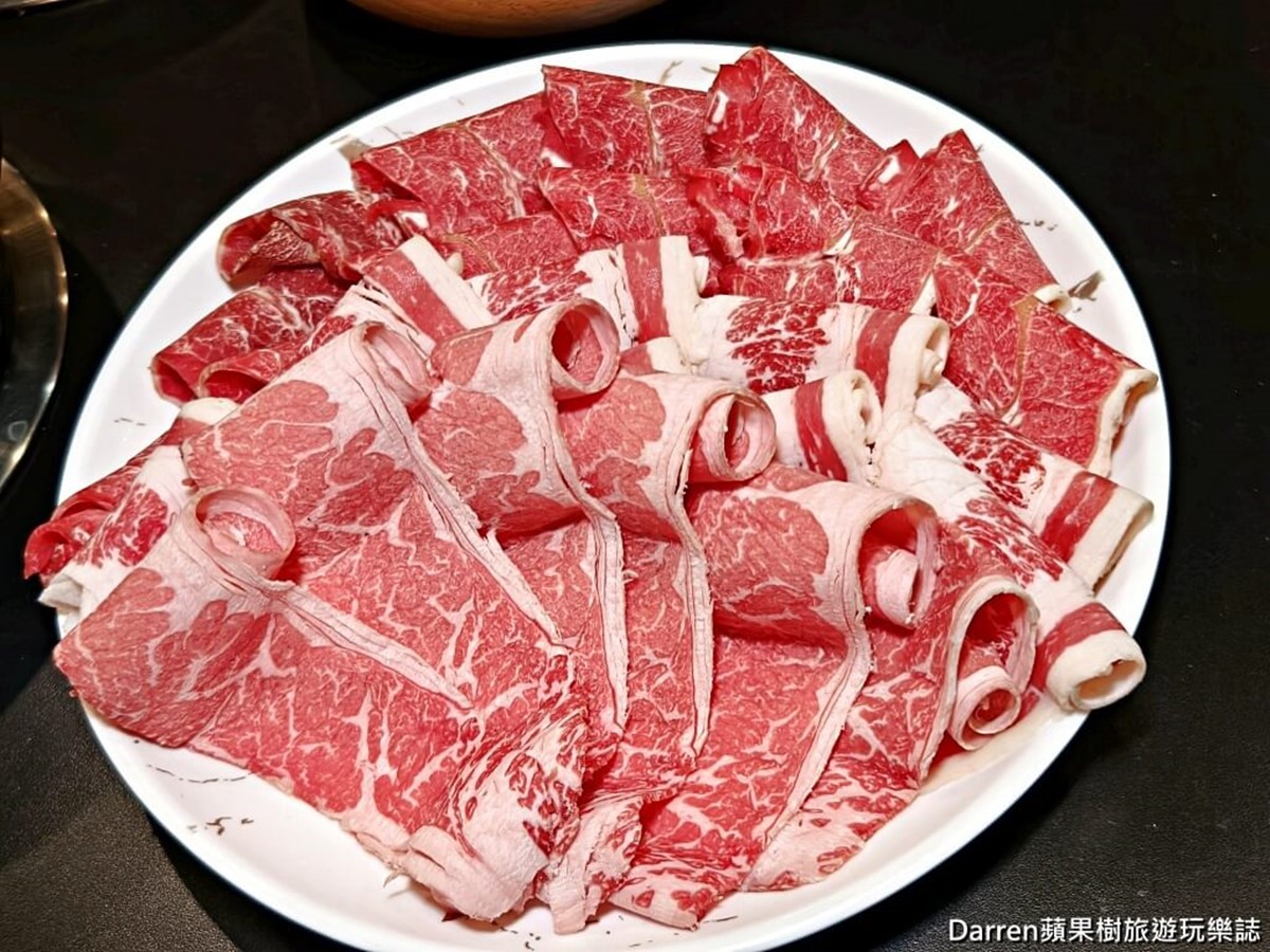 「豪華全牛」(590元)吃得到Prime霜降牛、板腱牛、雪花牛3種肉。(圖/DARREN蘋果樹旅遊玩樂誌提供)