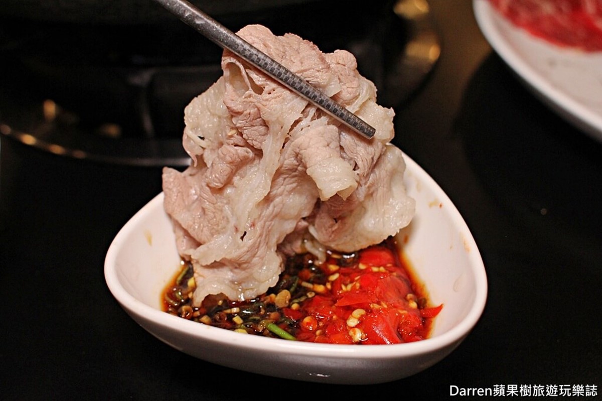 11月底前還有開鍋送肉盤優惠,可以免費吃到「雪花牛」。(圖/DARREN蘋果樹旅遊玩樂誌提供)