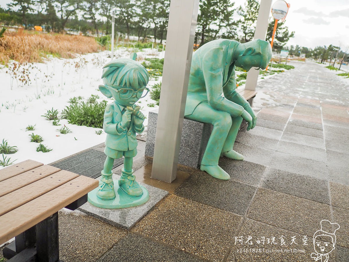 路邊長椅可看見沉睡小五郎的經典場景。(圖/阿君的玩食天堂提供)