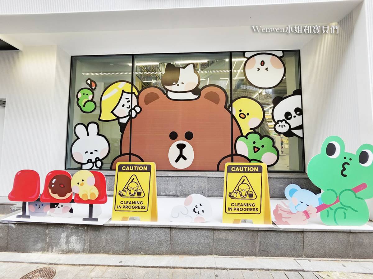 「LINE FRIENDS SQUARE」店裡店外都很用心裝飾,還沒進店就先拍好拍滿。(圖/Wenwen小姐和寶貝們提供)