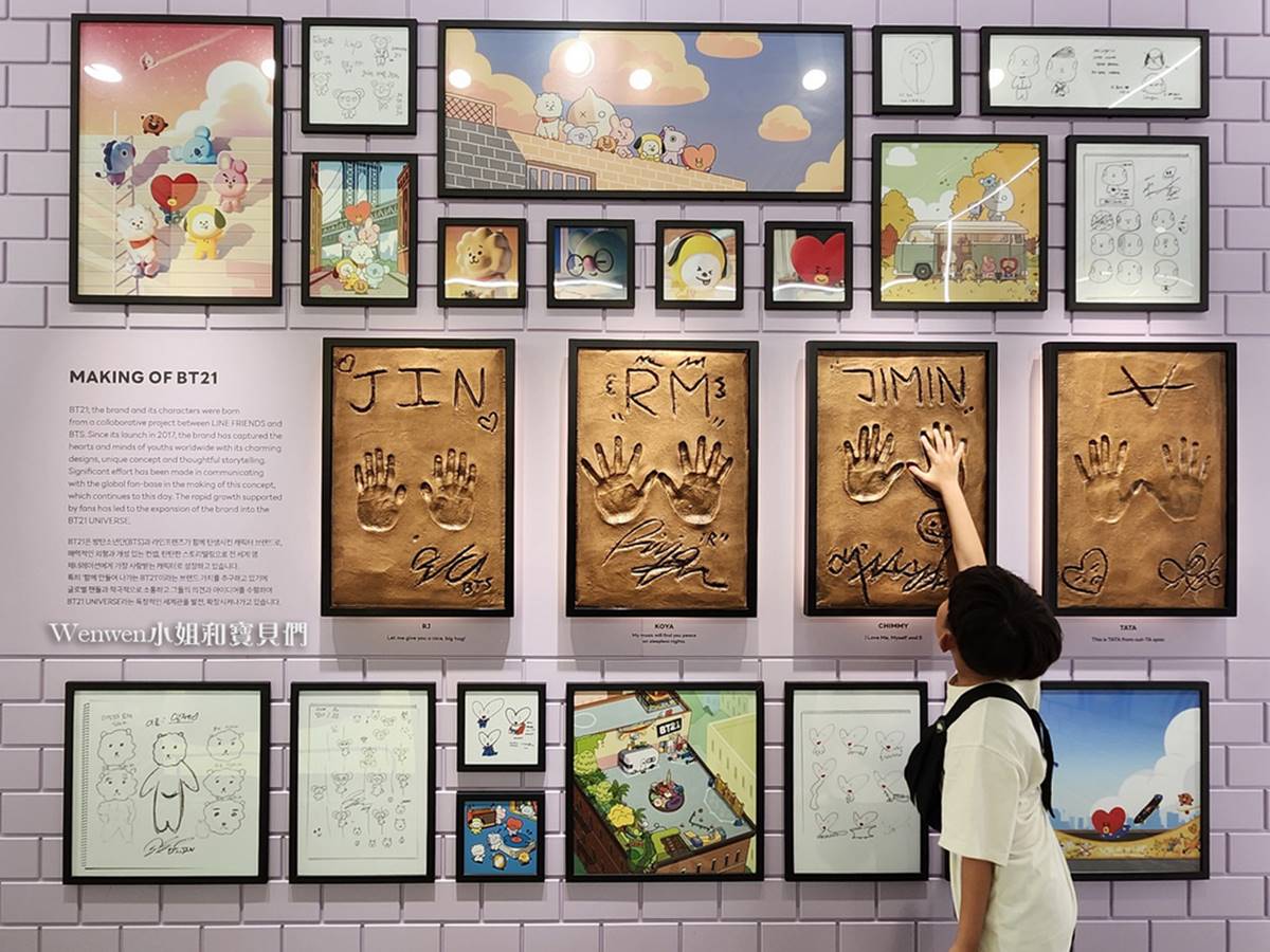 「LINE FRIENDS SQUARE」明洞店的鎮店之寶,就是BTS防彈少年團團員們的簽名和手掌拓印牆,以及手繪的BT21角色圖稿。(圖/Wenwen小姐和寶貝們提供)