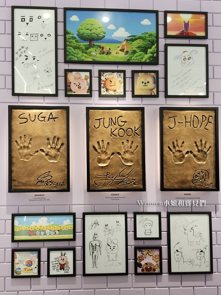 「LINE FRIENDS SQUARE」明洞店的鎮店之寶,就是BTS防彈少年團團員們的簽名和手掌拓印牆,以及手繪的BT21角色圖稿。(圖/Wenwen小姐和寶貝們提供)