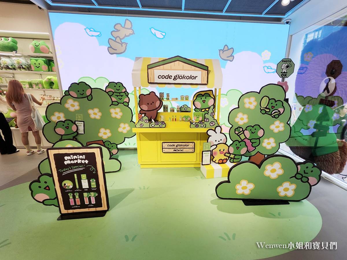 2樓可以看到韓國彩妝品牌與LINE FRIENDS minini推出的聯名系列商品,小心荷包失守。(圖/Wenwen小姐和寶貝們提供)