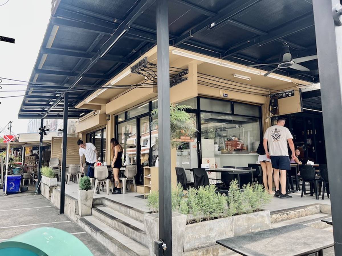 「Guu Fusion Roti & Tea」位於熱鬧的尼曼路商圈，位置方便，交通也便利。（圖／mamahuhu提供）
