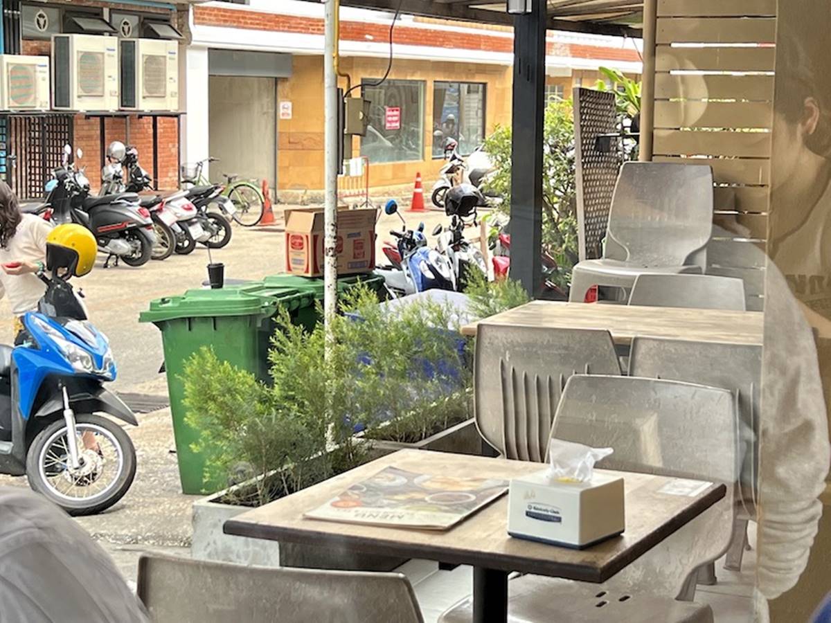 「Guu Fusion Roti & Tea」店面裝潢簡約，店內外皆設有座位區，還可以欣賞製作煎餅的過程。（圖／mamahuhu提供）