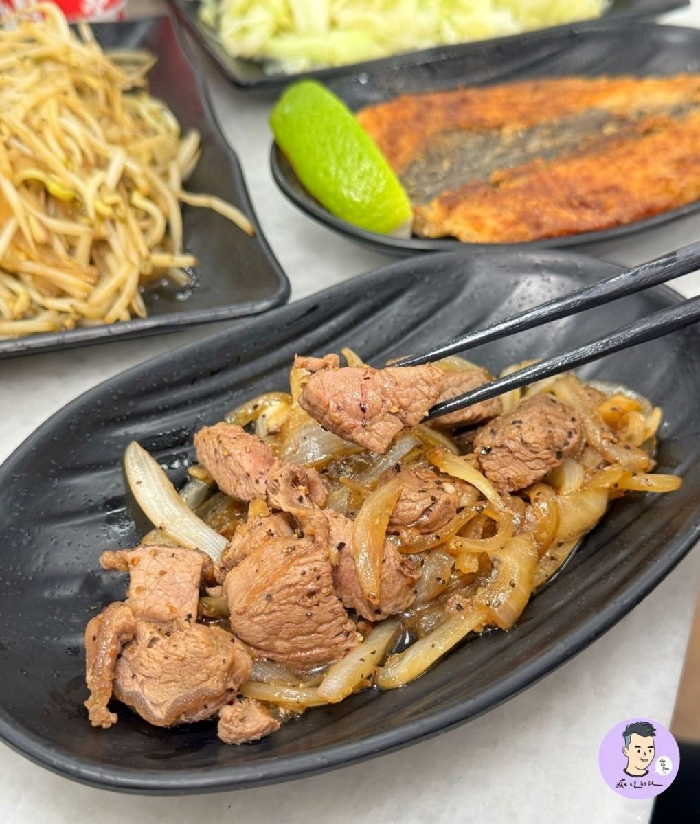 「菲力牛排」搭配蒜頭、洋蔥、黑胡椒醬汁快炒，鮮嫩又多汁。（圖／痴吃的玩提供）
