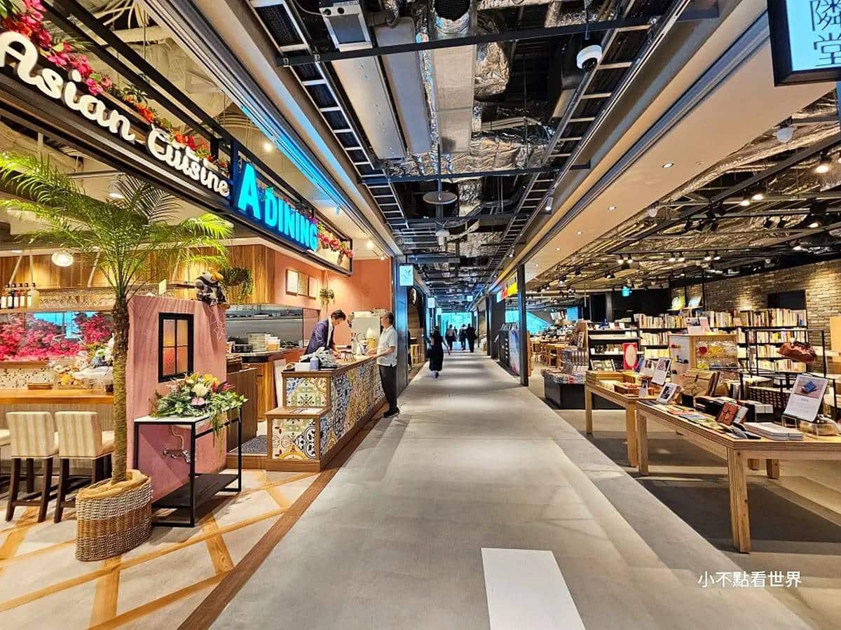 在北館2樓,有各式各樣餐飲選擇,有隣堂書店、TULLY'S COFFEE也都在這。(圖/小不點看世界提供)