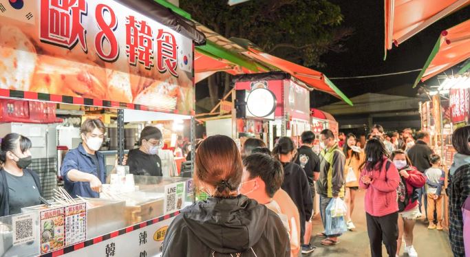 鳳山青年夜市占地廣達3000坪。（圖／貪吃鬼熊熊提供）