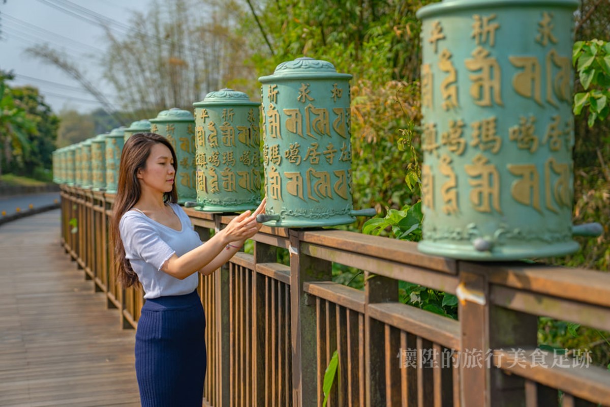 從停車場走到寺廟的路上，可以看到一整排的祈福轉輪。（圖／懷陞足跡提供）