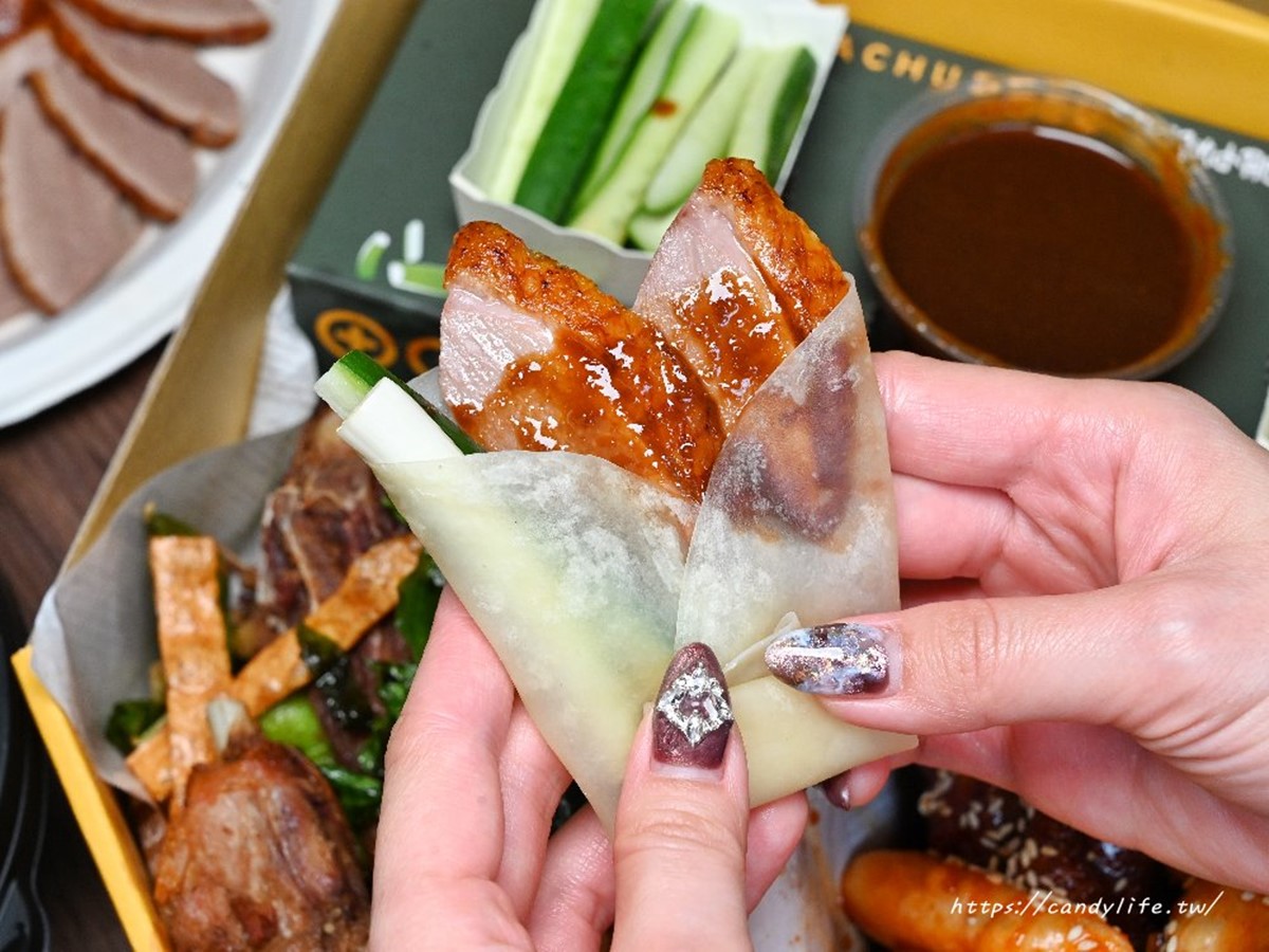 點「烤鴨全套餐」會附上餅皮、蔥段、小黃瓜、甜麵醬及洋蔥碎,可以包成捲餅享用。(圖/翻攝自糖糖's 享食生活)