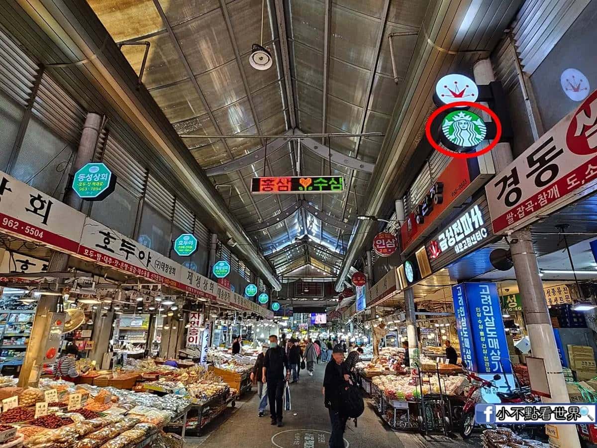 首爾的「京東市場」是韓國最大的草藥和人參買賣市場之一,市場內擁有超過1000家商店和診所,提供各種草藥、香料以及新鮮農產品。(圖/小不點看世界提供)