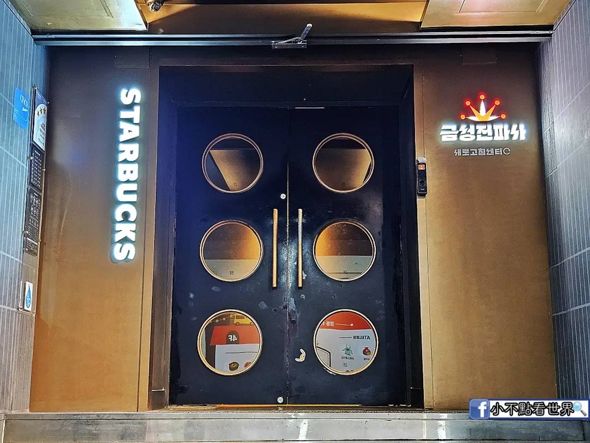 「星巴克京東1960店」因為前身為舊劇院,該店從大門開始到走入咖啡店的過程中,整體設計保留了舊劇院元素,眼睛所見彷彿正走入1間劇場中。(圖/小不點看世界提供)