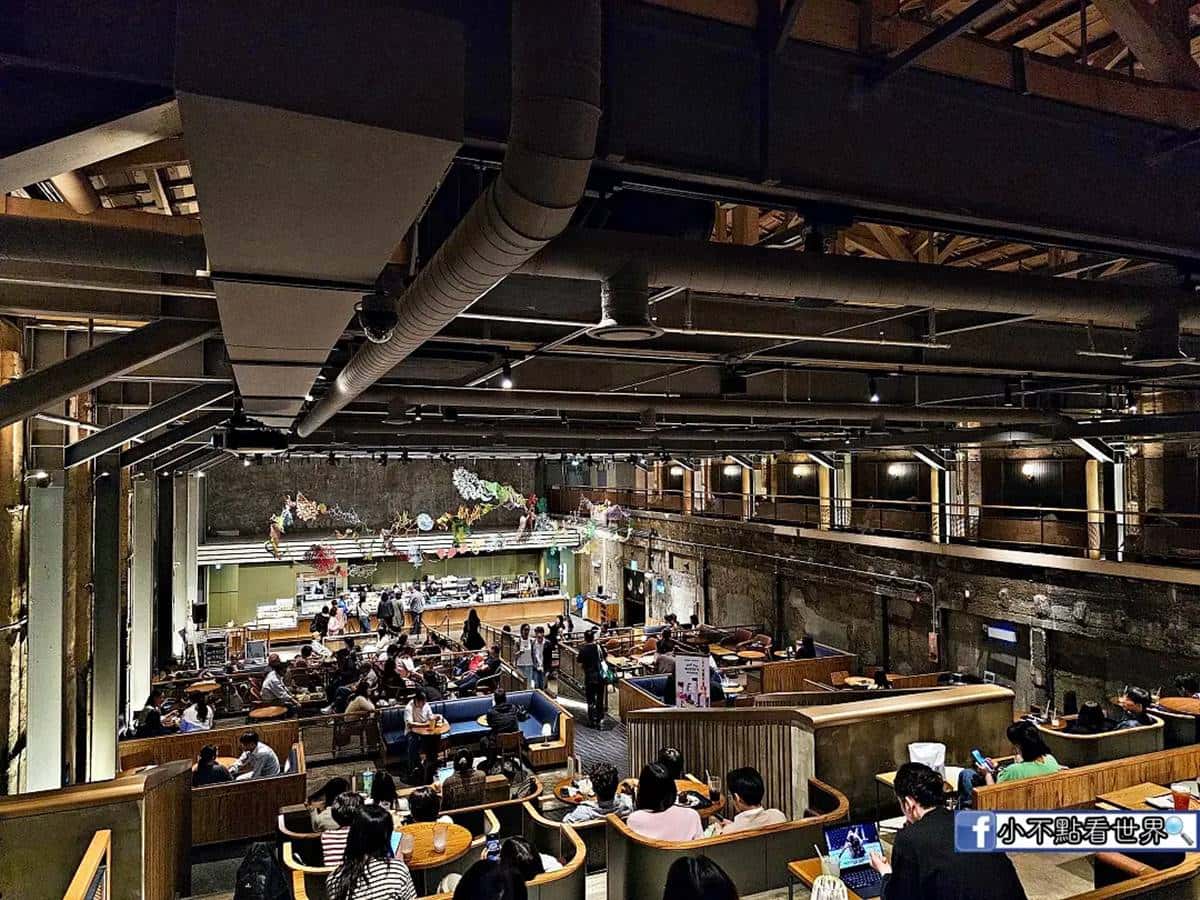 在「星巴克京東1960店」中最吸睛、也最讓人一眼看出劇場魂的設計,就是這種有高度差的觀眾席座位設計。(圖/小不點看世界提供)