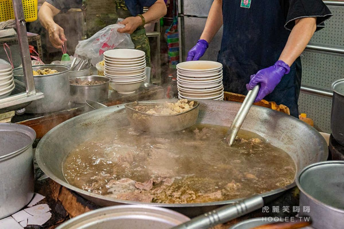 攤位上有一大鍋高湯,內用若有點湯類都可以免費續湯。(圖/虎麗笑嗨嗨)