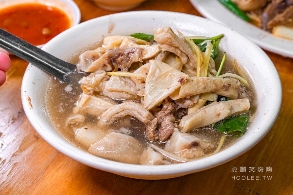 「牛雜湯」(100元,大碗)配料滿滿,吃起來相當滿足。(圖/虎麗笑嗨嗨)
