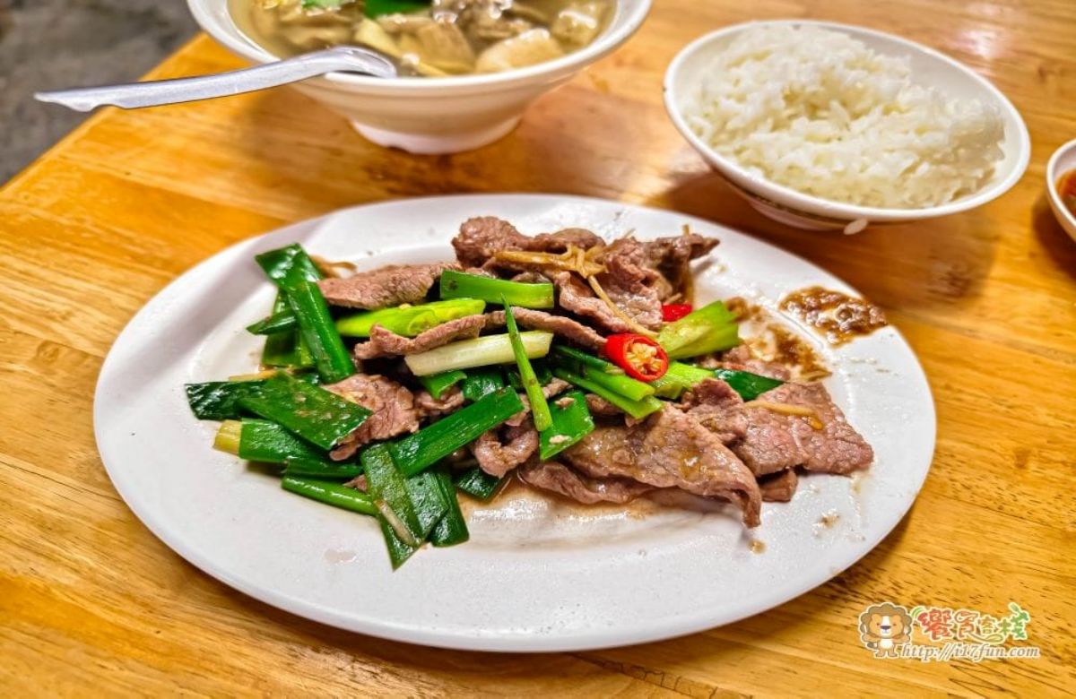 「蔥爆牛肉」(120元)是最多人點的熱炒料理。(圖/饗食客棧。淘氣猴VS肥獅子的旅食天堂)