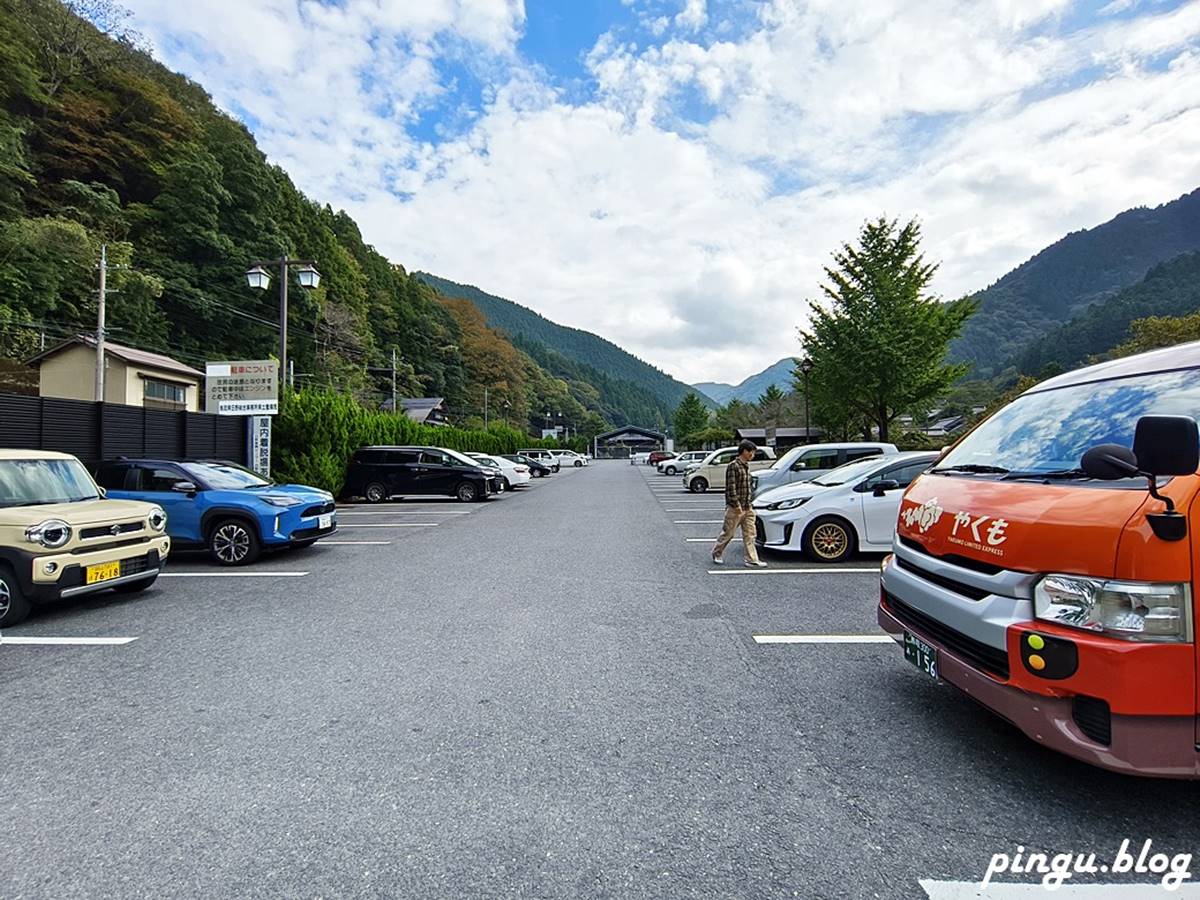 金持神社交通便利,若是自駕前來外面還有超大型停車場。(圖/小企鵝生活趣提供)