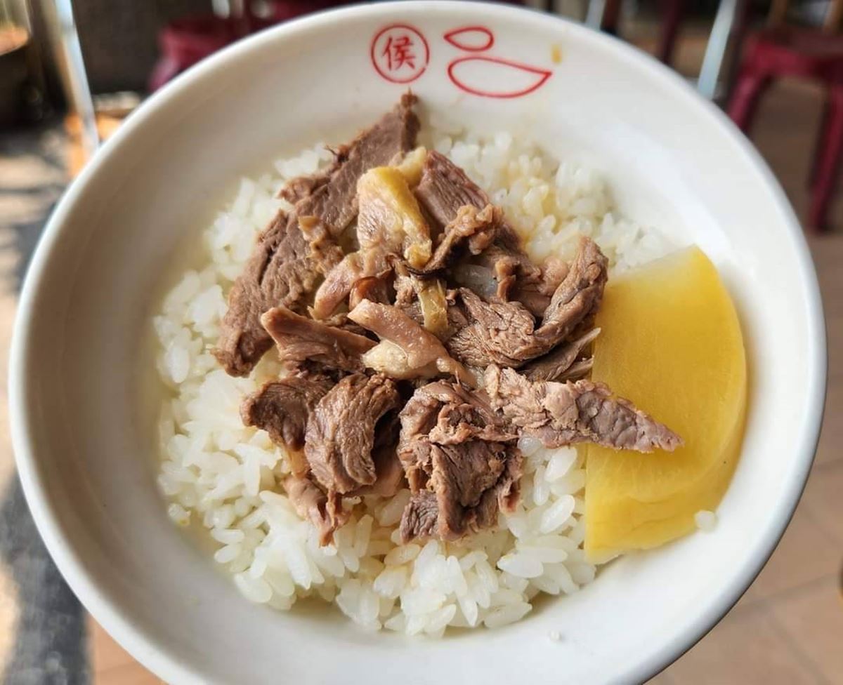 「鴨肉飯」(40元,無筍絲)建議可以搭點小菜或湯品吃,會更有飽足感。(圖/美食惠所)