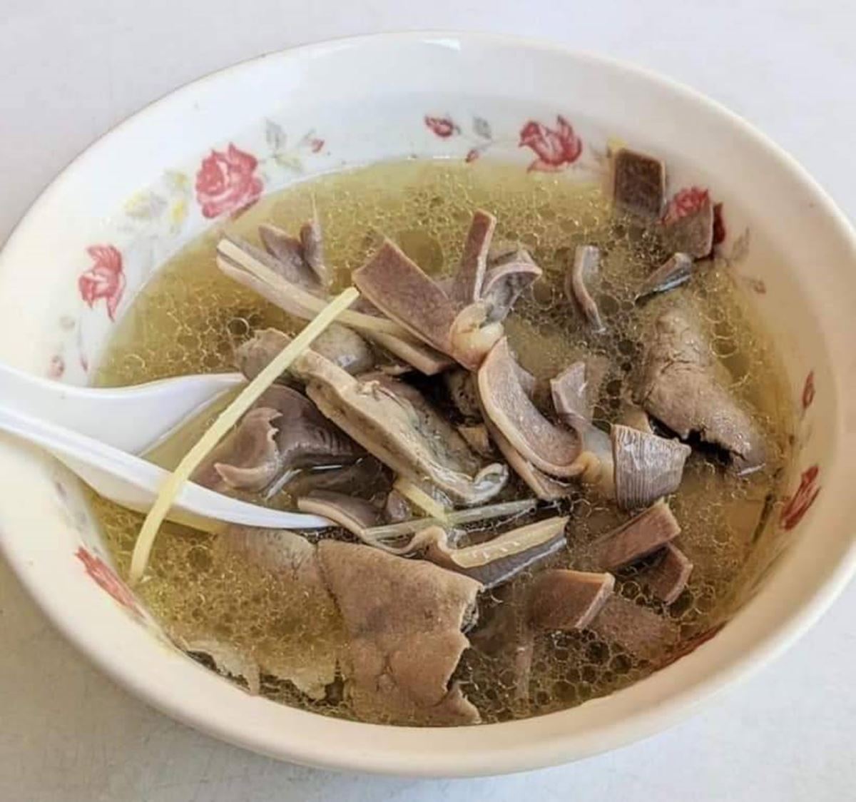 「下水湯」(50元)鴨胗、鴨肝的好口感,比許多家店好吃。(圖/美食惠所)