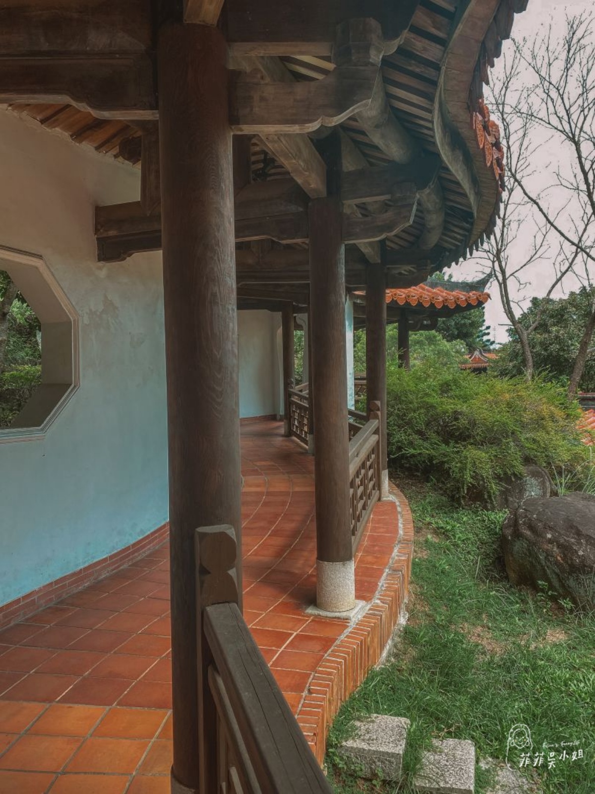 南園庭園中走廊這條彎曲蜿延的梁柱,據說是最難打造的一部份。(圖/菲菲吳小姐 ♥ Fifian‘s Funny Life ♥)