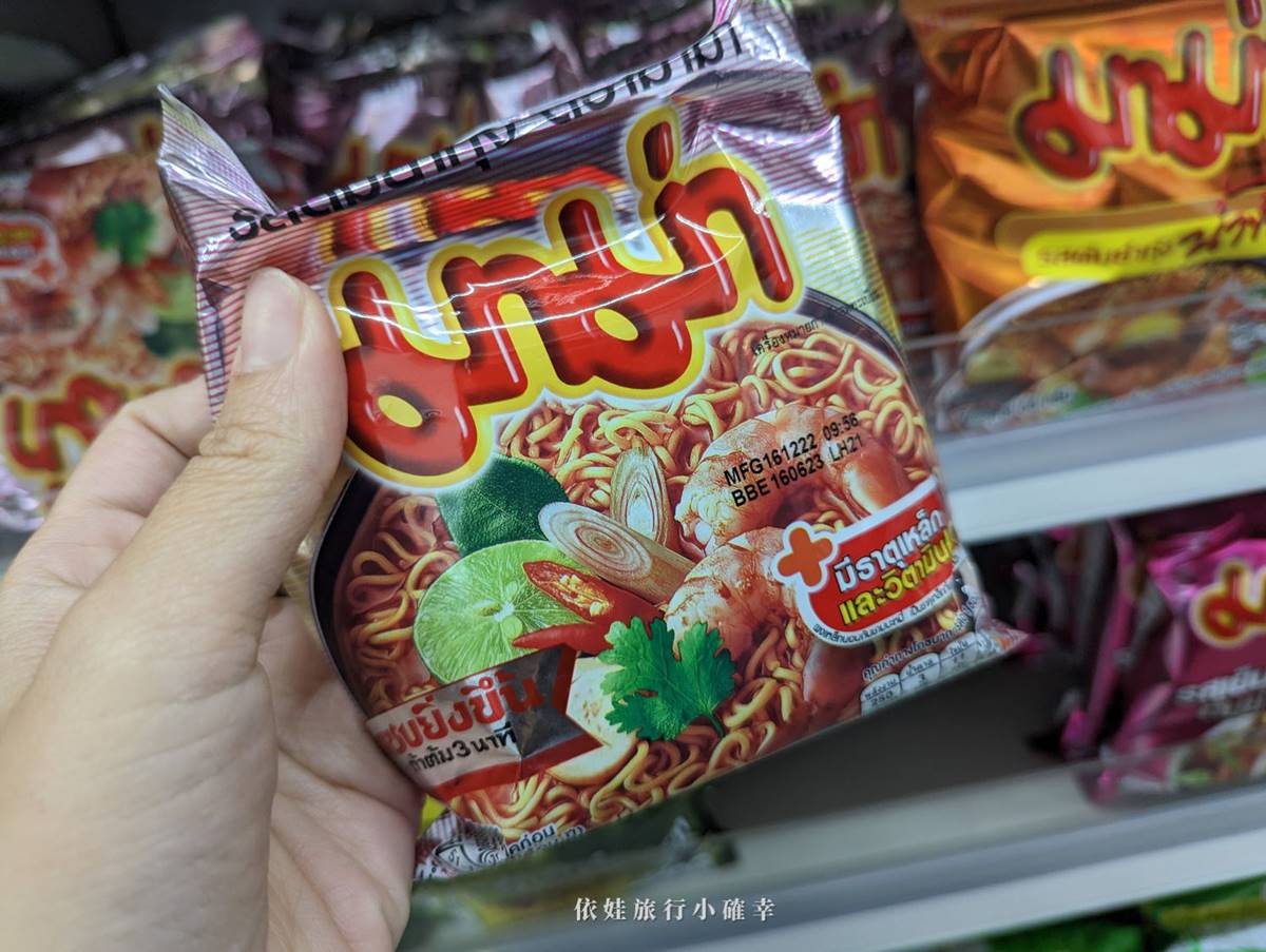 來泰國7-11一定要買泡麵啊！但由於豬肉製品不能帶回台灣，建議可購買海鮮口味。（圖／依娃旅行小確幸提供）