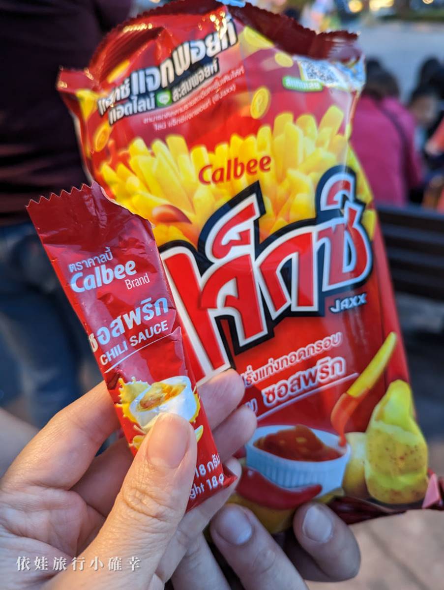 在清邁動物園竟然買得到Calbee出的泰式甜辣醬薯條，裡面附了一包泰式酸辣醬，相當稀奇。（圖／依娃旅行小確幸提供）