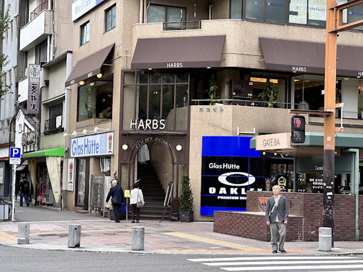 「HARBS榮本店」位在名古屋交通方便之處，店面位於２樓。（圖／十六行跡提供）