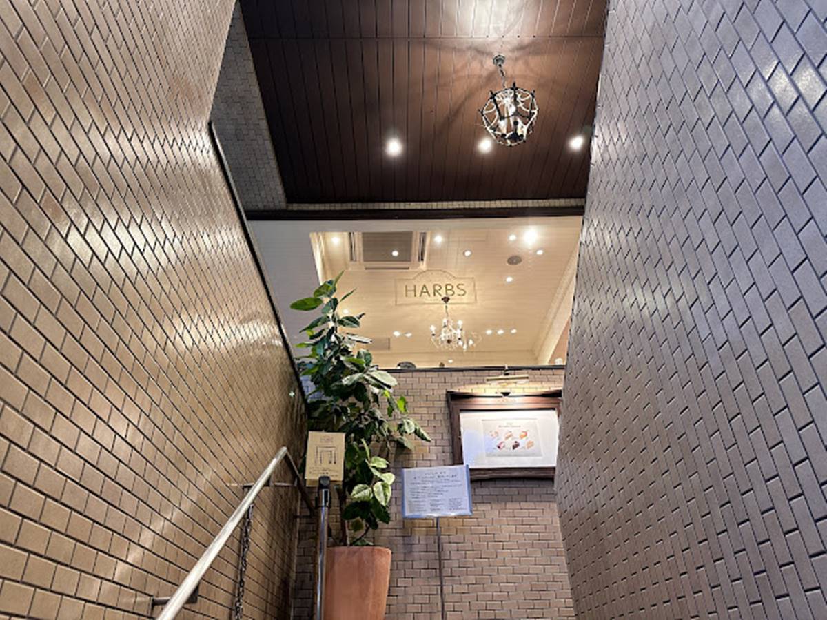 「HARBS榮本店」位在名古屋交通方便之處，店面位於２樓。（圖／十六行跡提供）