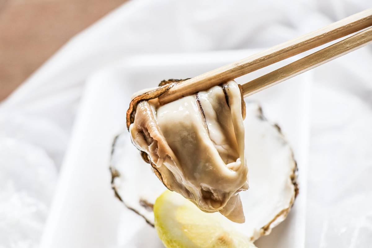 逛了一圈決定買鮪魚生魚片和生蠔,鮪魚生魚片吃起來油潤香甜,生蠔則是新鮮可口。(圖/加小菲愛碎碎念提供)