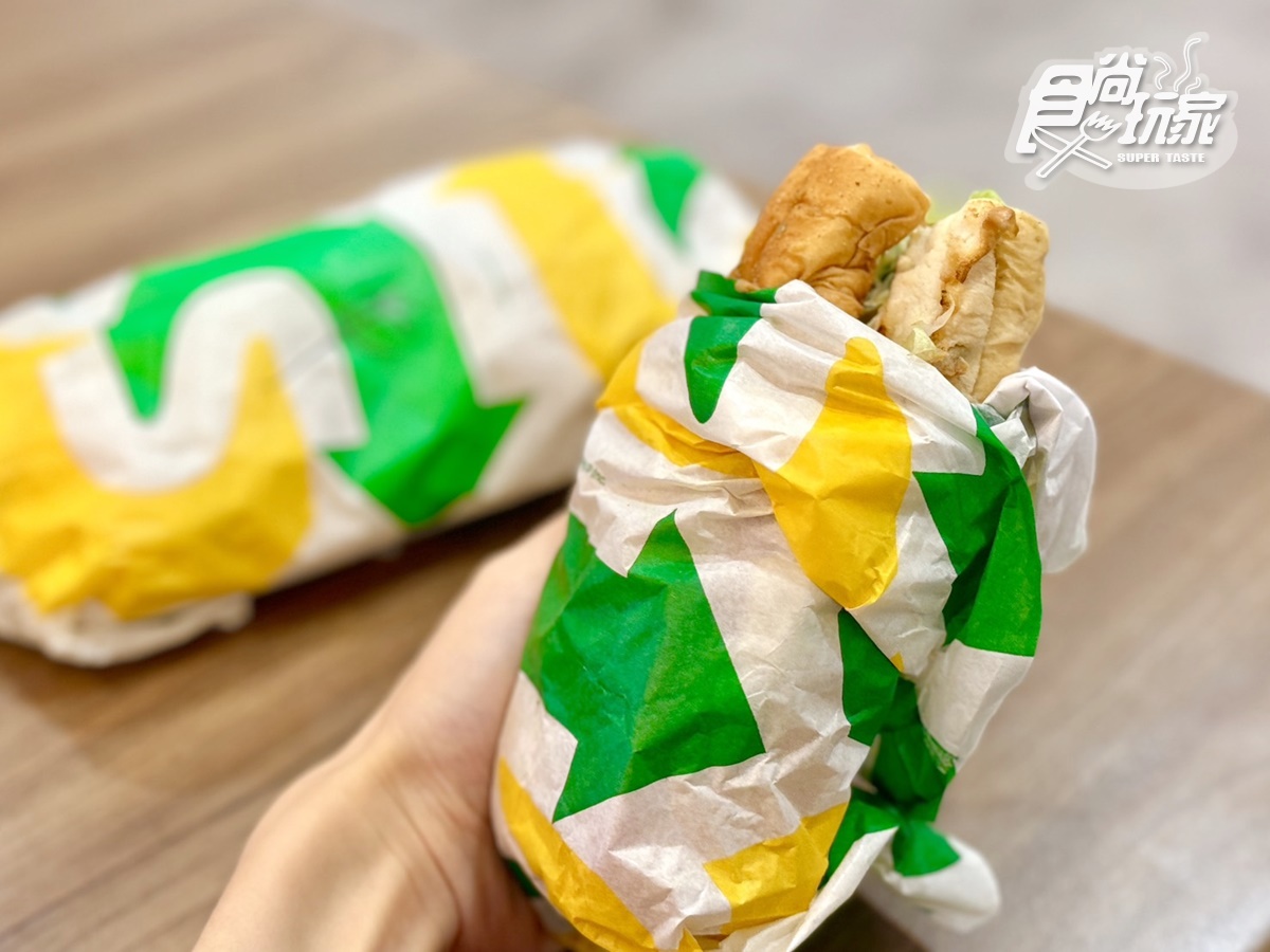 「起司香蒜雞胸排」則以滑嫩多汁的雞胸排為主體。（圖／張庭瑄 攝）