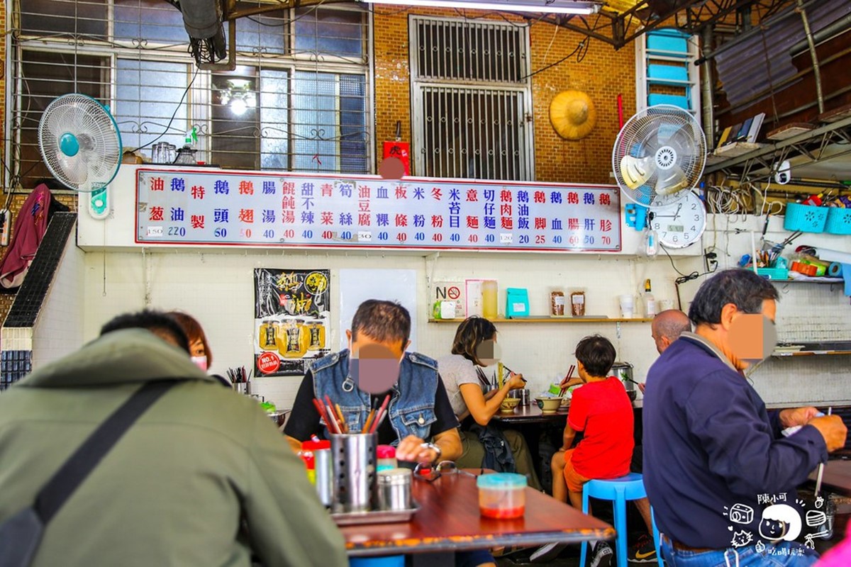 「清河鵝肉」店面開在自家車庫裡頭,雖然地點隱密,在地人氣還是很高。(圖/陳小可的吃喝玩樂提供)