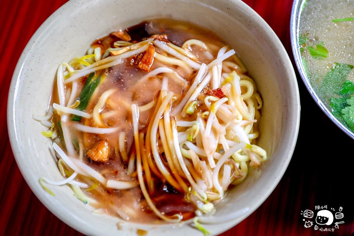 「油麵」(45元,小碗、70元,大碗)麵體較粗且Q,搭配醬料超唰嘴。(圖/陳小可的吃喝玩樂提供)