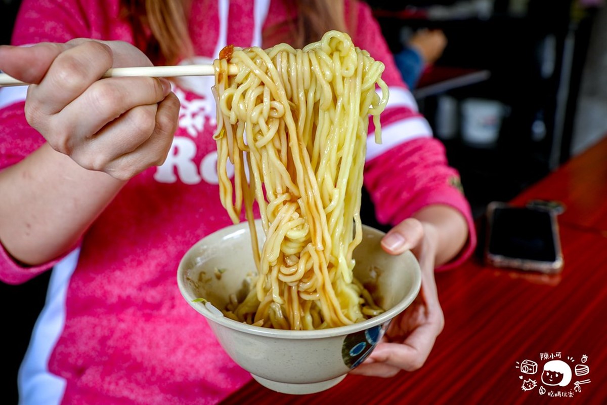 「油麵」(45元,小碗、70元,大碗)麵體較粗且Q,搭配醬料超唰嘴。(圖/陳小可的吃喝玩樂提供)