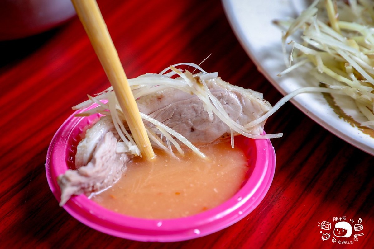 鵝肉可以搭配甜辣醬跟薑絲一起享用更夠味。(圖/陳小可的吃喝玩樂提供)
