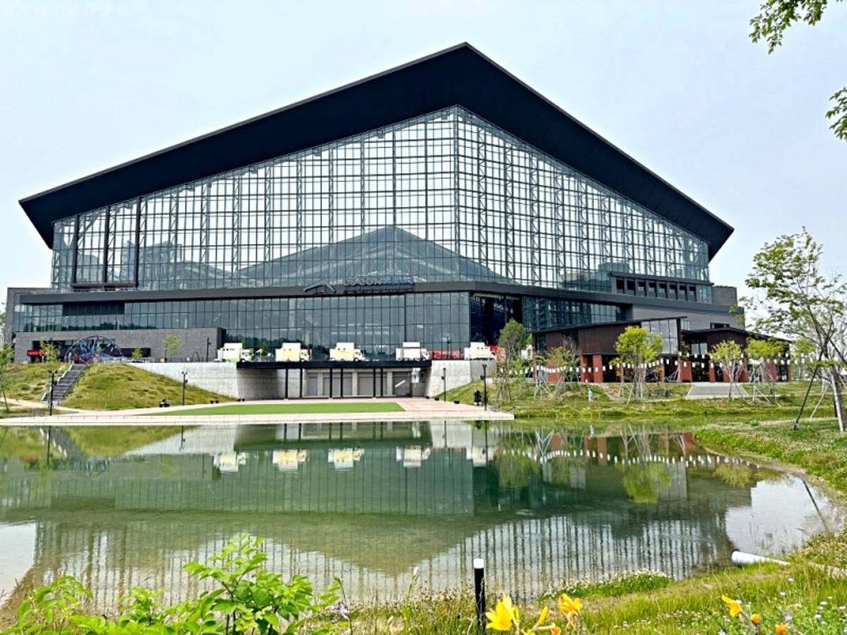 「HOKKAIDO BALLPARK F VILLAGE」是北海道2023/3開幕的新景點,也是日職北海道火腿鬥士隊的主場,更是集飯店、餐飲、比賽、娛樂於一身的複合式棒球園區。(圖/壞波妞の旅行食踨提供)