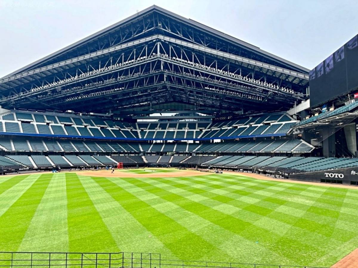 「ES CON FIELD HOKKAIDO」球場為可開關式屋頂,大面積的玻璃維幕讓陽光可以充足進入球場內,而且球場內的草皮是天然草皮。(圖/壞波妞の旅行食踨提供)
