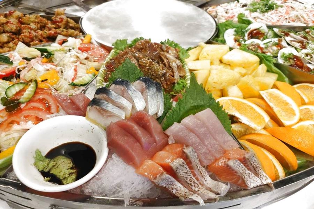 行程包含「痛風海鮮餐」1客,食材都是依照季節調整,能吃到澎派的海味大餐。(圖/東南旅遊提供)