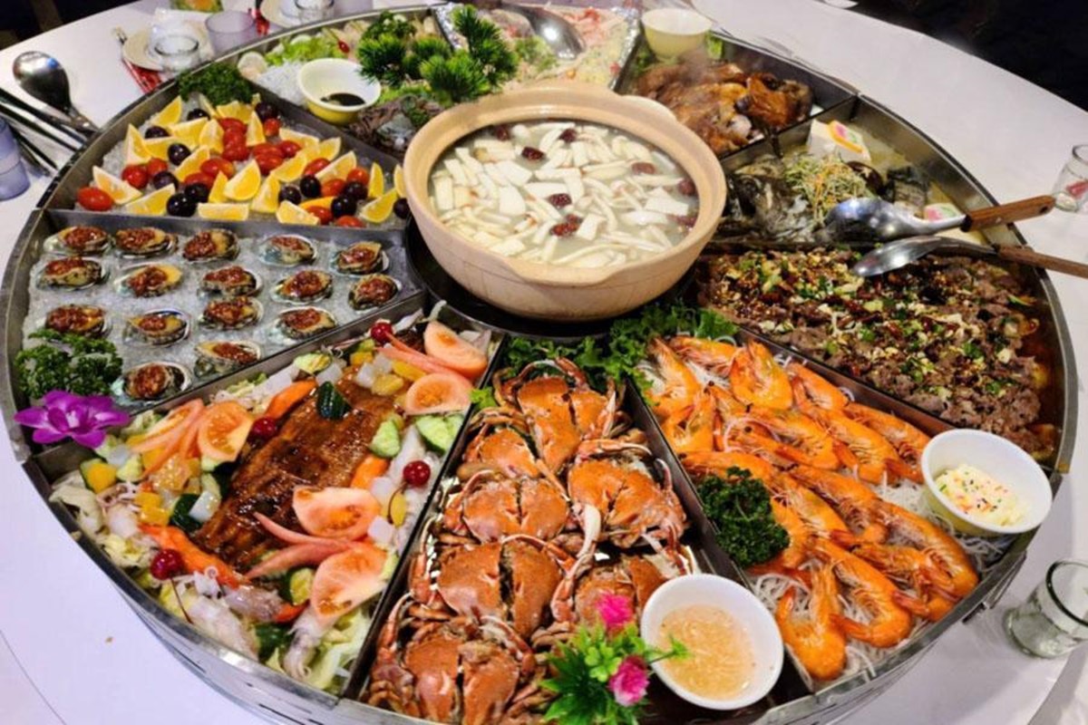 行程包含「痛風海鮮餐」1客,食材都是依照季節調整,能吃到澎派的海味大餐。(圖/東南旅遊提供)