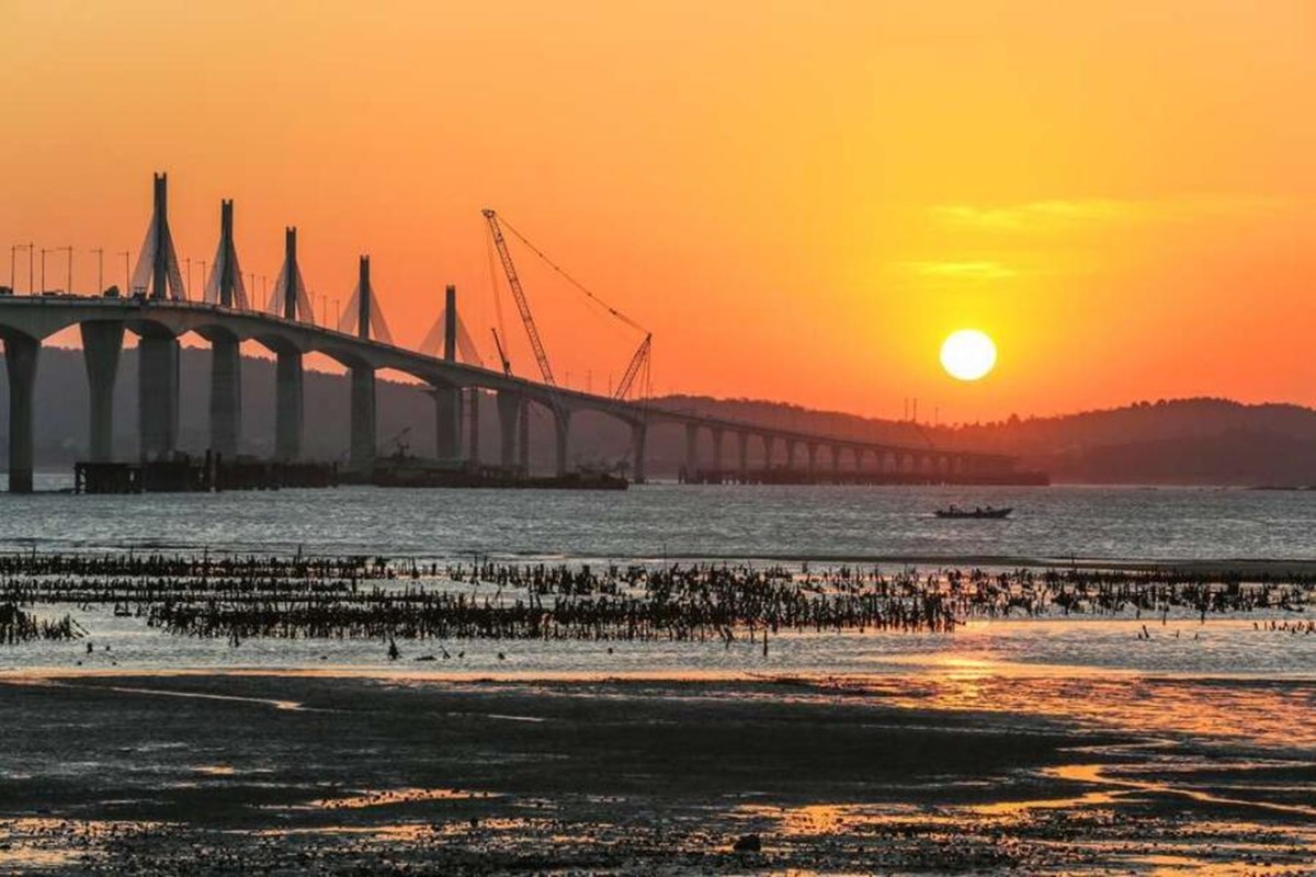 「湖下海堤」是欣賞金門大橋的最佳點位之一,推薦落日時造訪,景色最美。(圖/金門觀光旅遊網提供)